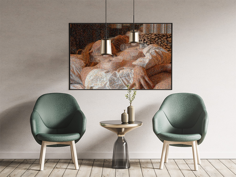 Photo mosaïque sexy encadrée représentant un nu féminin sensuel, exposée dans un salon moderne avec fauteuils verts